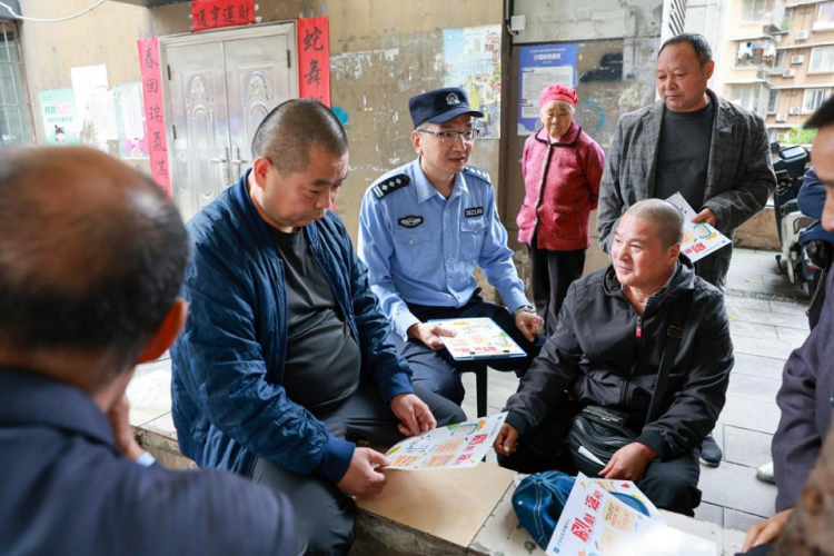 重慶市江北區民警彭振海：警暖桑榆 織就社區“銀齡”守護網_fororder_mmexport1761204351874