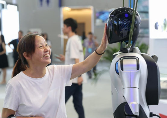 重慶：人形機器人智博會上受熱捧_fororder_mmexport1757381040431