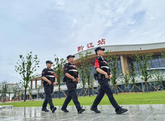 護航“高鐵時代” 重慶黔江公安在行動_fororder_微信圖片_20250626162923