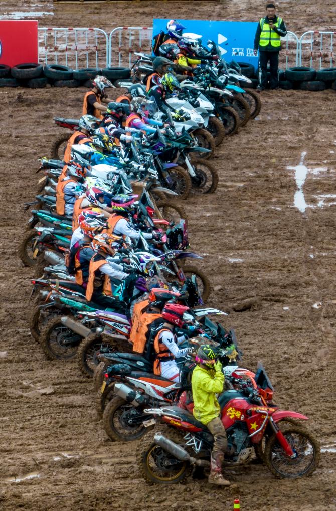 重慶巴南:“宗申杯”摩托越野耐力挑戰賽開賽