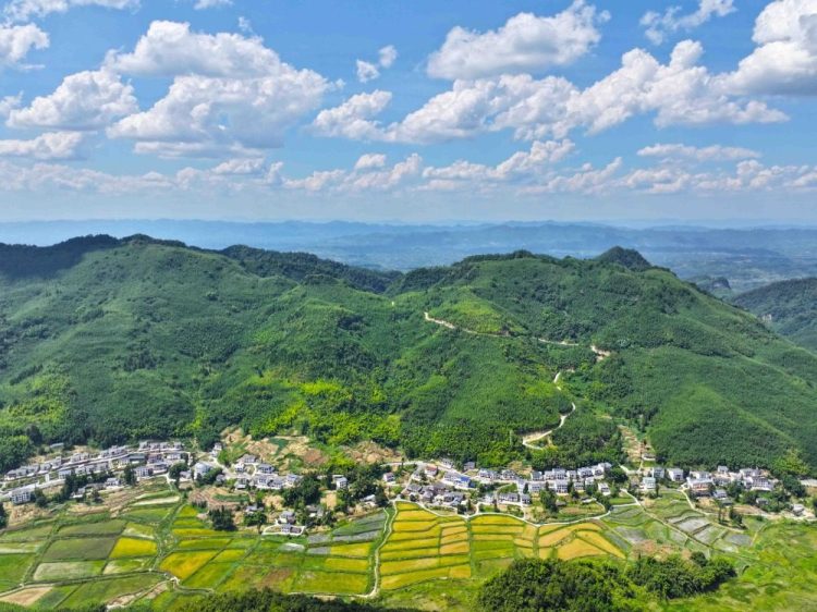 重慶梁平：高山鄉鎮秋色美