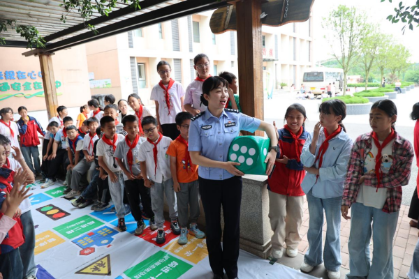 馬路課堂進校園 重慶交巡警陪孩子提前過“六一”_fororder_圖片1