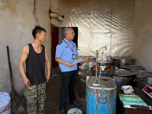 重慶市大足區萬古鎮“鐵拳”出擊 嚴打農村假冒偽劣食品_fororder_圖片1