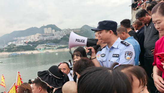 重慶巫山：龍舟競渡 “警”力相伴_fororder_微信圖片_20250612155758