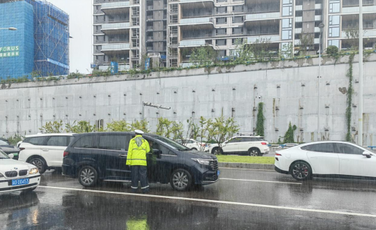突降暴雨 重慶兩江公安民警無懼風雨疏堵保暢護平安_fororder_微信圖片_20250709150114