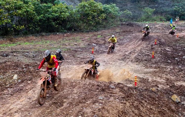 重慶巴南:“宗申杯”摩托越野耐力挑戰賽開賽