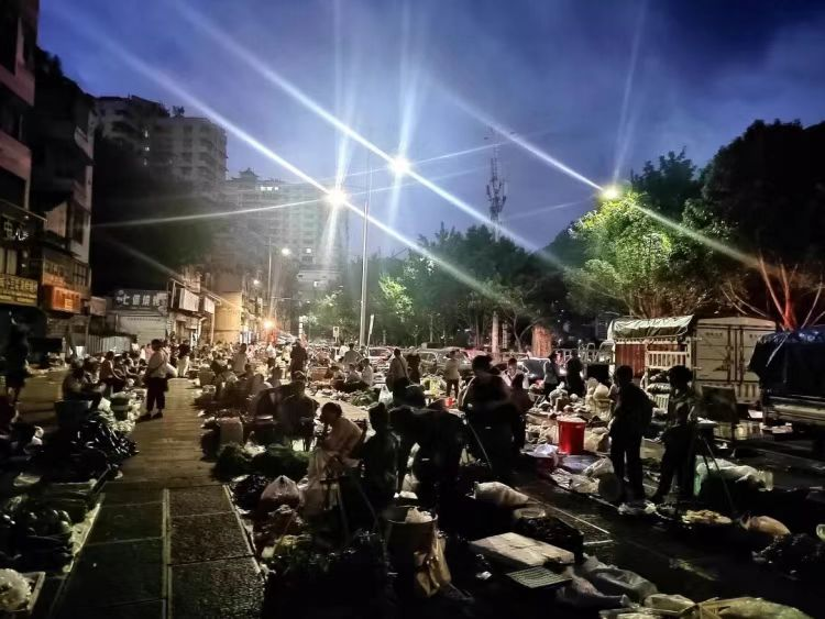 重慶彭水:潮汐攤位點燃幸福煙火氣_fororder_mmexport1758081741111