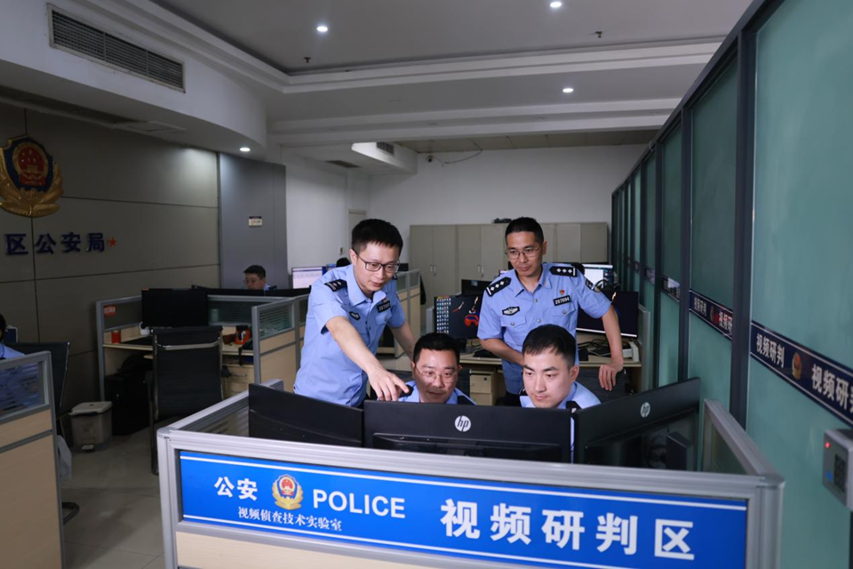 從“抓賊奔”到“技術劉”:重慶刑偵尖兵的數字化革新之路_fororder_圖片2