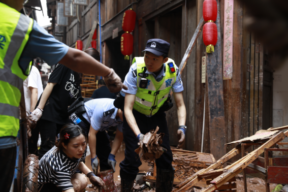 暴雨來襲 重慶江津警方築牢防汛“安全堤”_fororder_微信圖片_20250711140442