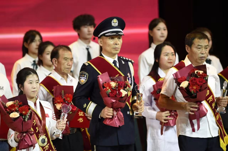 三十載破千案 重慶民警詹一奎當選第六屆感動萬州人物_fororder_mmexport1757484617734