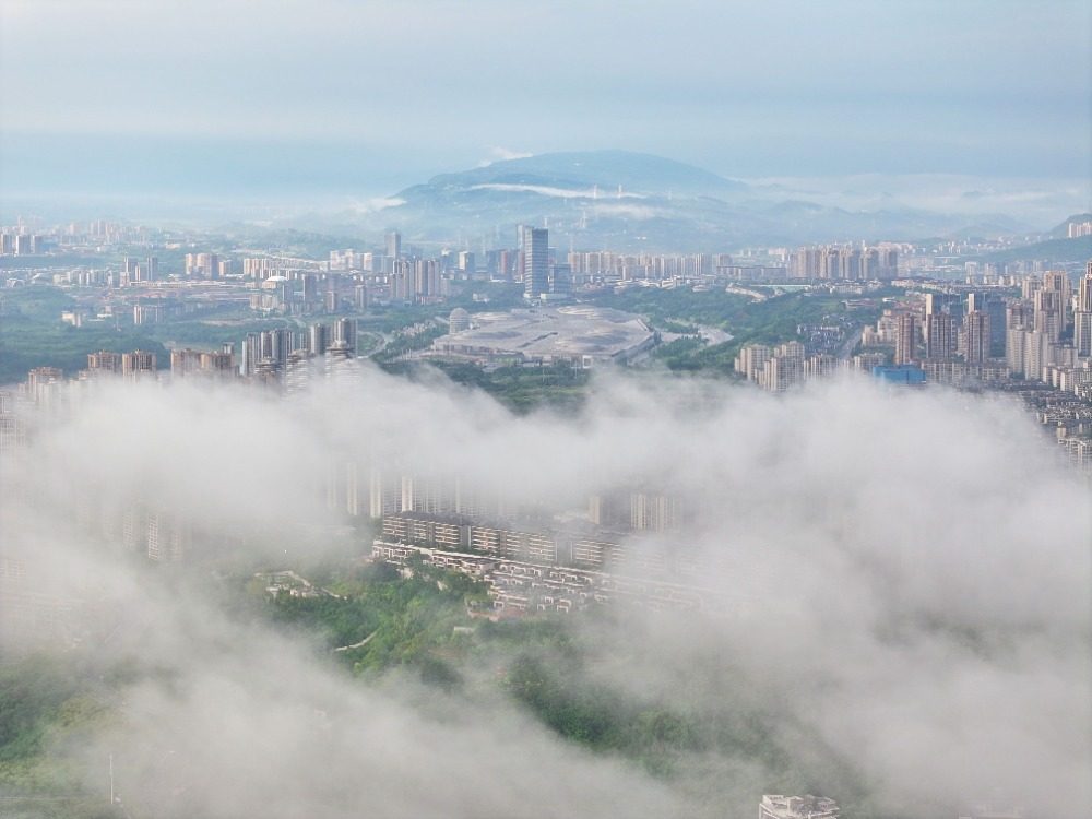 自然造奇觀 雨後山城美如畫