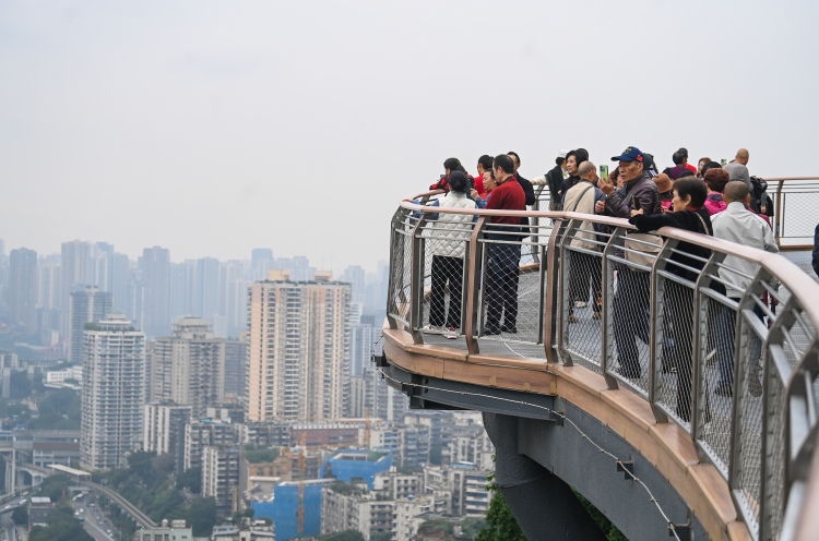 重慶渝中:半山崖線鵝嶺棧橋開放首日人氣爆棚