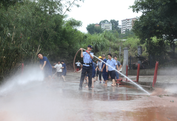 暴雨來襲 重慶江津警方築牢防汛“安全堤”_fororder_微信圖片_20250711140439