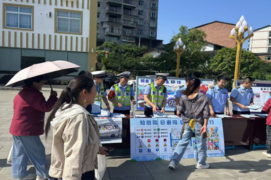 重慶石柱交巡警：搭建“普法攤位” 為群眾送上“法治大餐”_fororder_微信圖片_20250530151054