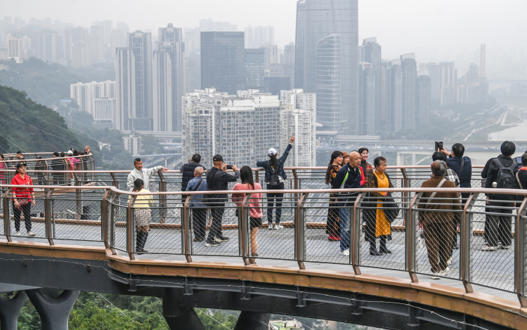 重慶渝中:半山崖線鵝嶺棧橋開放首日人氣爆棚