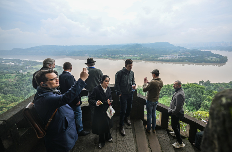 匈牙利智庫學者團訪渝 感知山城歷史底蘊與現代活力