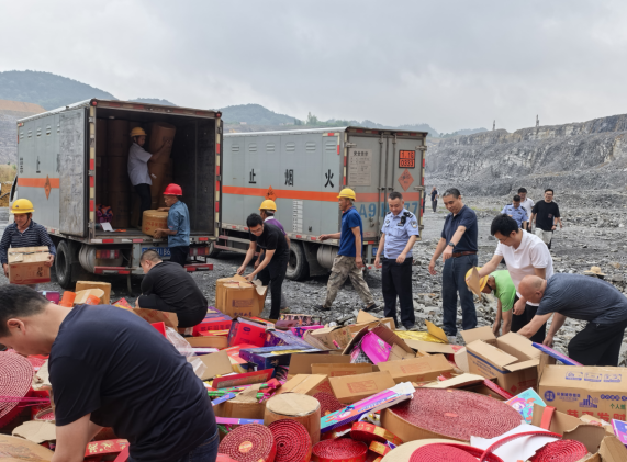 雷霆銷“爆”護平安 重慶江津區集中銷毀非法煙花爆竹_fororder_微信圖片_20250612105420