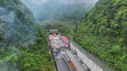 渝湘復線高速最長隧道順利貫通