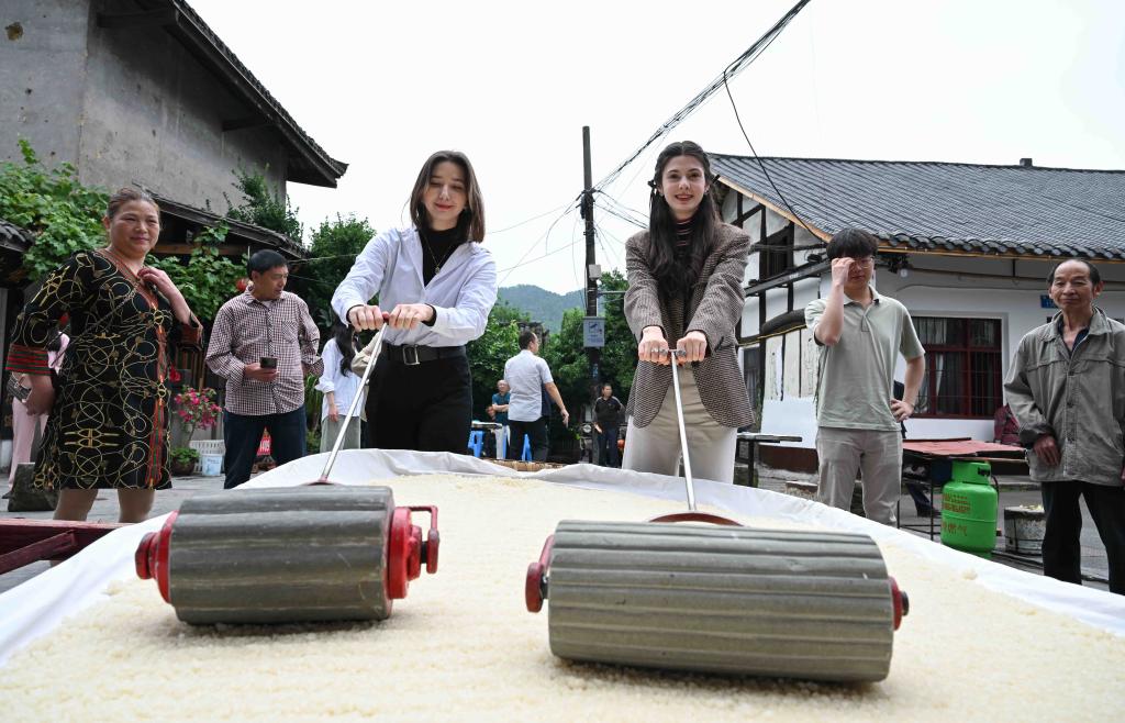 外國留學生在重慶體驗端午民俗