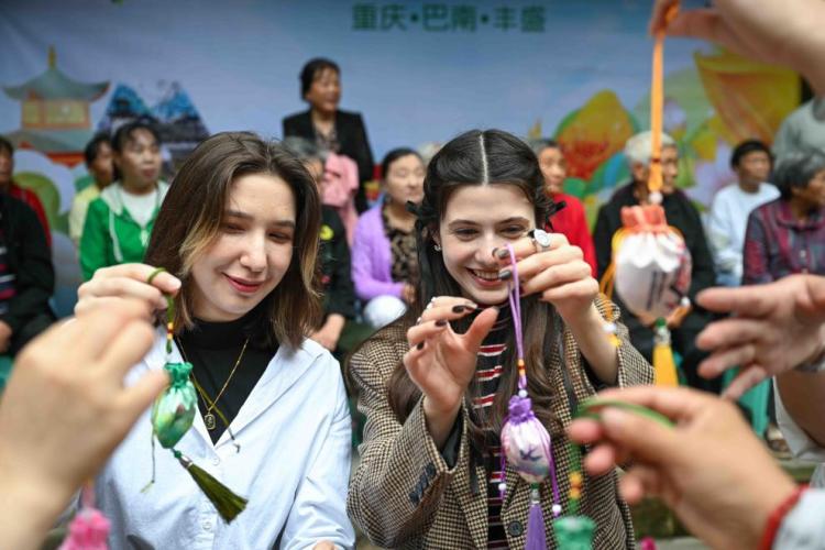 外國留學生在重慶體驗端午民俗