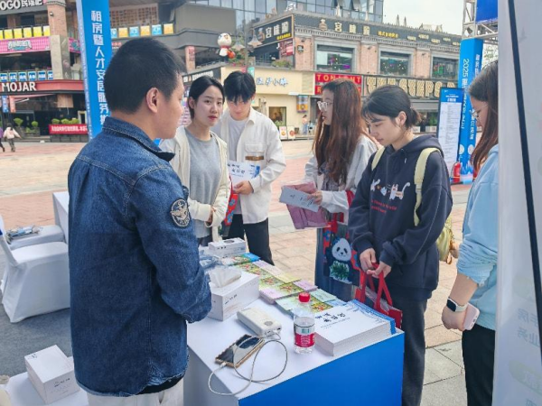 重慶高校畢業生代表實地參觀中心城區租賃房源示範項目_fororder_圖片1
