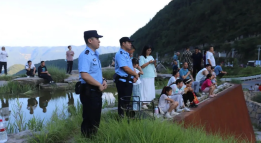 重慶巫山公安護航2025巫山·摩天嶺長江雲上生活季開幕式_fororder_微信圖片_20250709142213