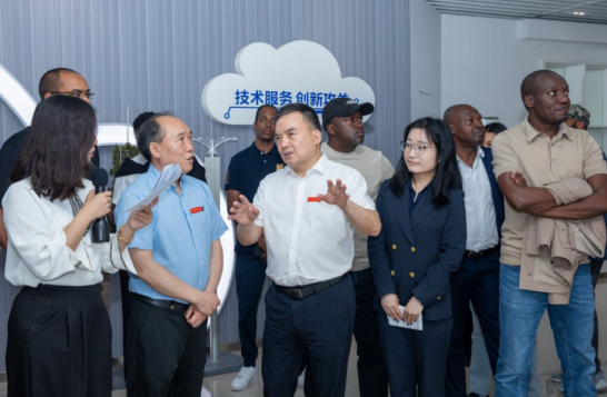 北大“東方獎學金”研修班學員走進重慶電子科技職業大學 點讚中國職教_fororder_微信圖片_20250516105949