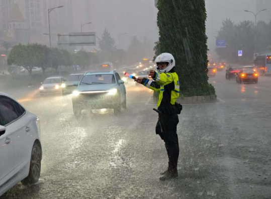 突降暴雨 重慶兩江公安民警無懼風雨疏堵保暢護平安_fororder_微信圖片_20250709150102