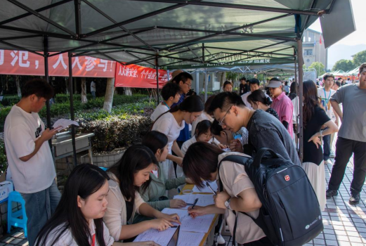 重慶輕工職業學院舉辦2025屆畢業生夏季雙選會_fororder_微信圖片_20250617142504