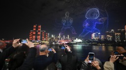 熊貓化身“導遊” 世界城市日無人機燈光秀閃耀重慶夜空