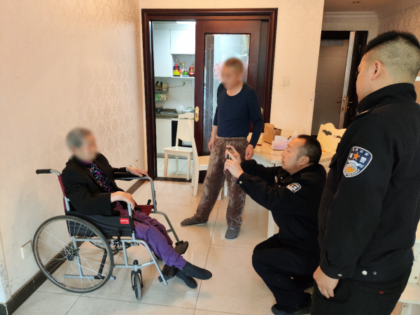 重慶江津民警為癱瘓老人提供上門辦證服務_fororder_圖片1