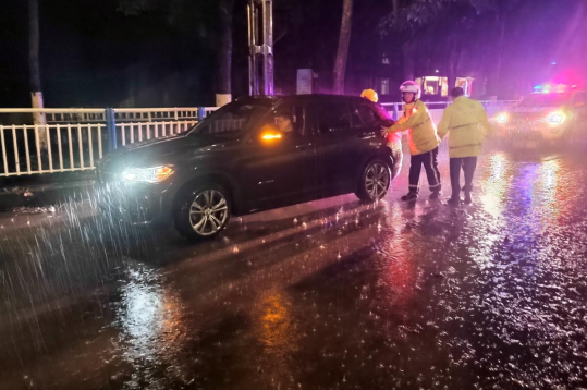 突降暴雨 重慶兩江公安民警無懼風雨疏堵保暢護平安_fororder_微信圖片_20250709150122