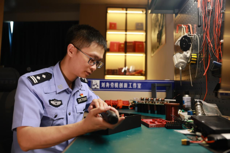 從“抓賊奔”到“技術劉”：重慶刑偵尖兵的數字化革新之路_fororder_圖片1