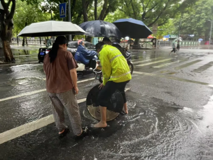 重慶交警全力保暢 “雨”你同行_fororder_圖片3