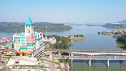 初冬晴好映碧波 重慶美心紅酒小鎮平湖盛景引客來