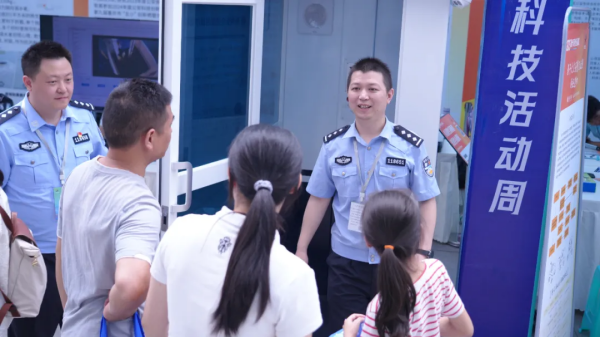 黔江公安創新研發的警用安全艙亮相2025年重慶市科技活動周_fororder_圖片1