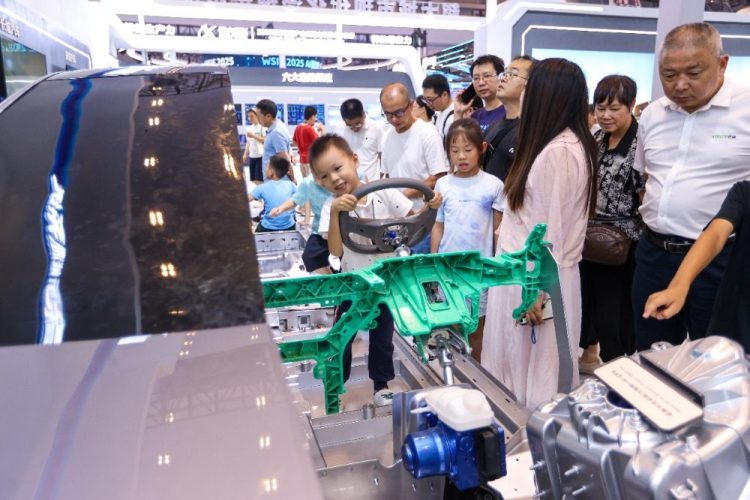 圖集｜2025智博會：新能源汽車展區 科技引領未來出行