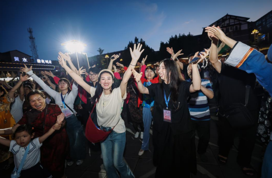 重慶大學近60位國際學生參與“向世界講述重慶”活動 赴石柱感知土家文化_fororder_微信圖片_20250708135357