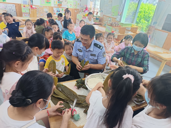 重慶江津：“粽香法潤”進校園 護航幼兒平安成長_fororder_圖片1