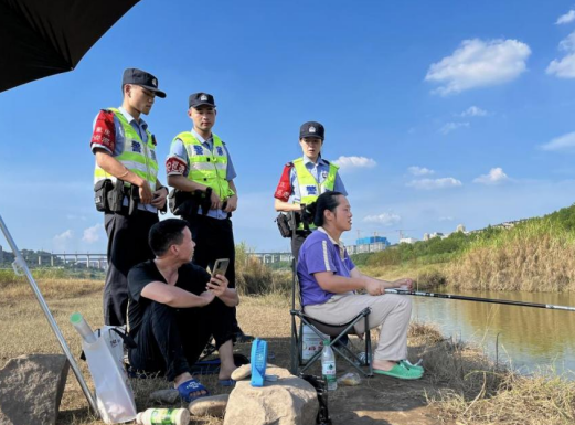 戰高溫保平安 重慶兩江公安用汗水築牢安全防線_fororder_微信圖片_20250723164014