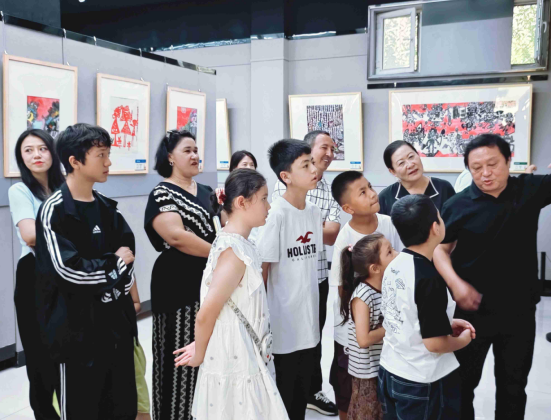 感受童真童趣 重慶合川兒童畫在新疆展出_fororder_微信圖片_20250811125952