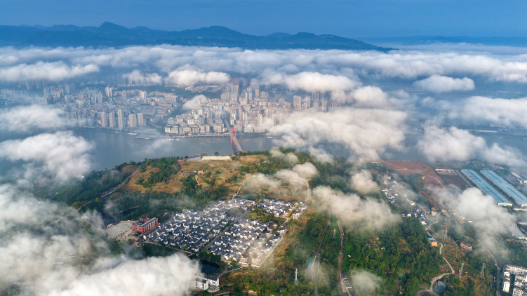 重慶：流雲作畫城景美