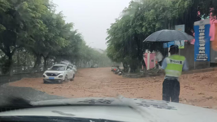 重慶交警全力保暢 “雨”你同行_fororder_圖片5