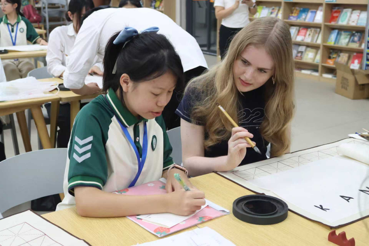 西部科學城重慶高新區2025年數字教育大會暨中外人文交流會舉行_fororder_mmexport1758096904239