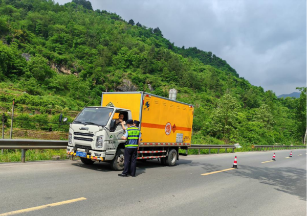 重慶秀山縣交通執法支隊“三強化”重拳整治成品油非法運輸_fororder_圖片1