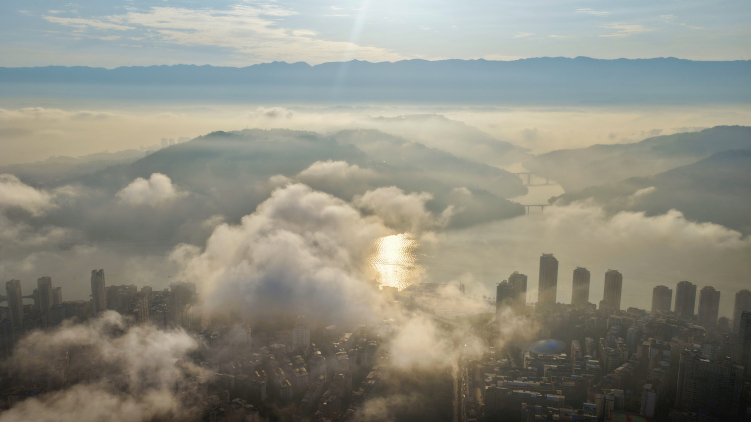 重慶：流雲作畫城景美