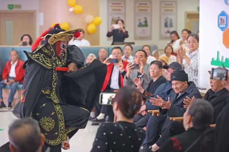 重慶彭水：敬老愛老 情暖重陽_fororder_mmexport1761724533850