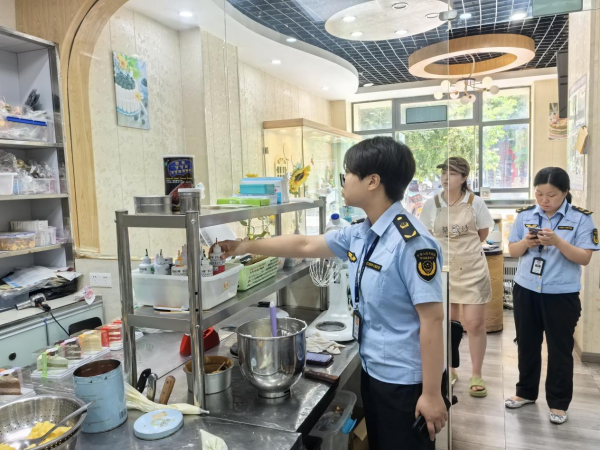 重慶市大足區龍水鎮市場監管所開展蛋糕店專項檢查 守護群眾“舌尖上的安全”_fororder_圖片1