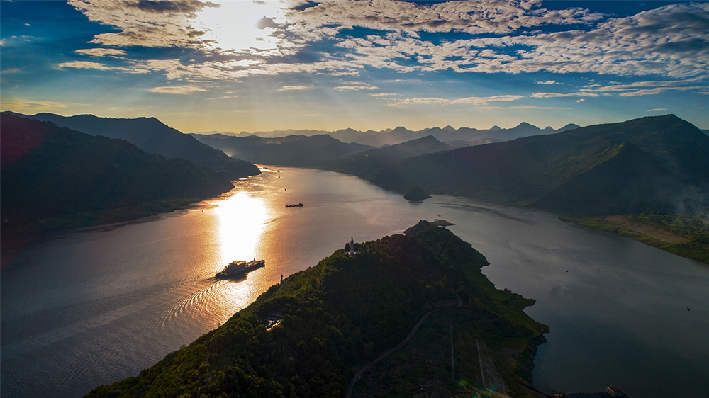 【渝情渝景】航拍長江三峽新景觀 依山傍水雲陽城