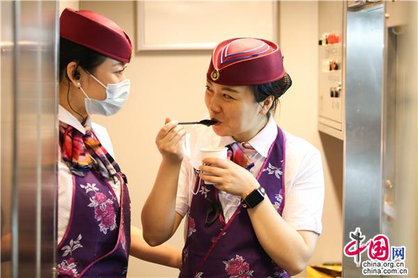重慶客運段餐車長："變形記"詮釋"動妹"作風